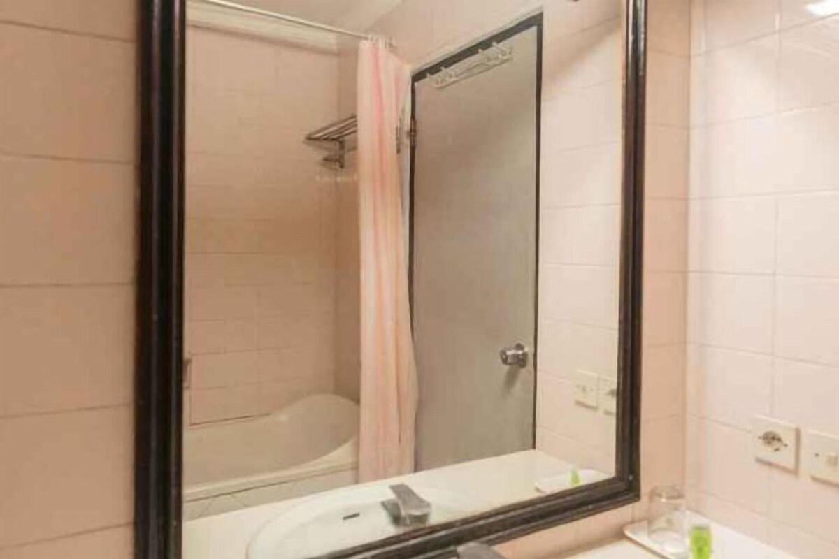 Bathroom | Combined shower/tub, free toiletries, slippers, towels