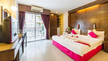 Zimmersafe, laptopgeeigneter Arbeitsplatz, kostenloses WLAN, Bettwäsche