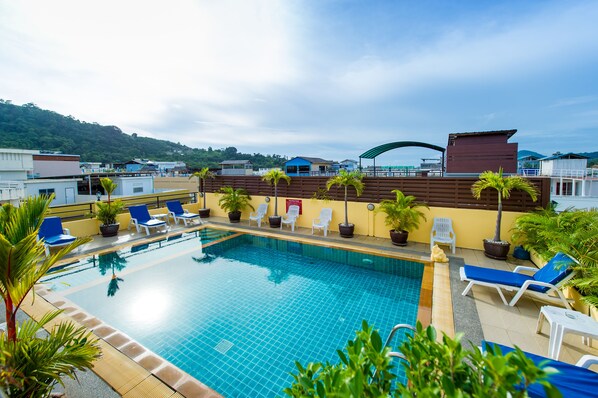 Piscine extérieure, chaises longues