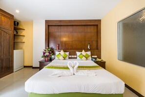 In-room safe, laptop workspace, free WiFi, bed sheets - Thai Siam (Patong)