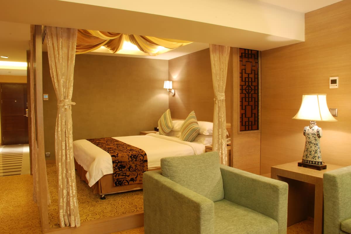 1 bedroom, in-room safe, desk, blackout curtains