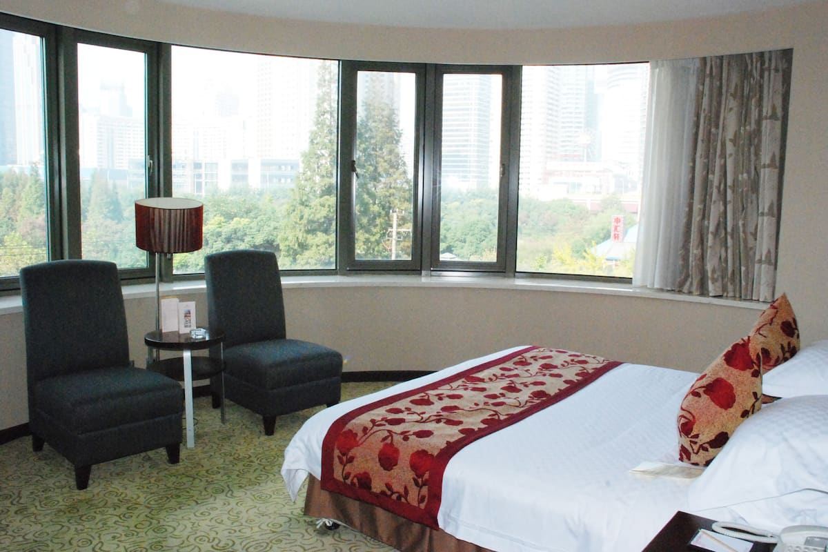 1 bedroom, in-room safe, desk, blackout curtains