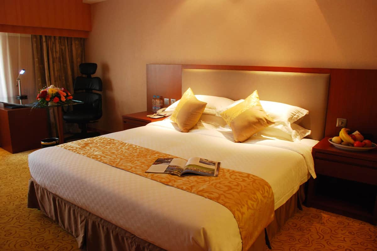 1 bedroom, in-room safe, desk, blackout curtains