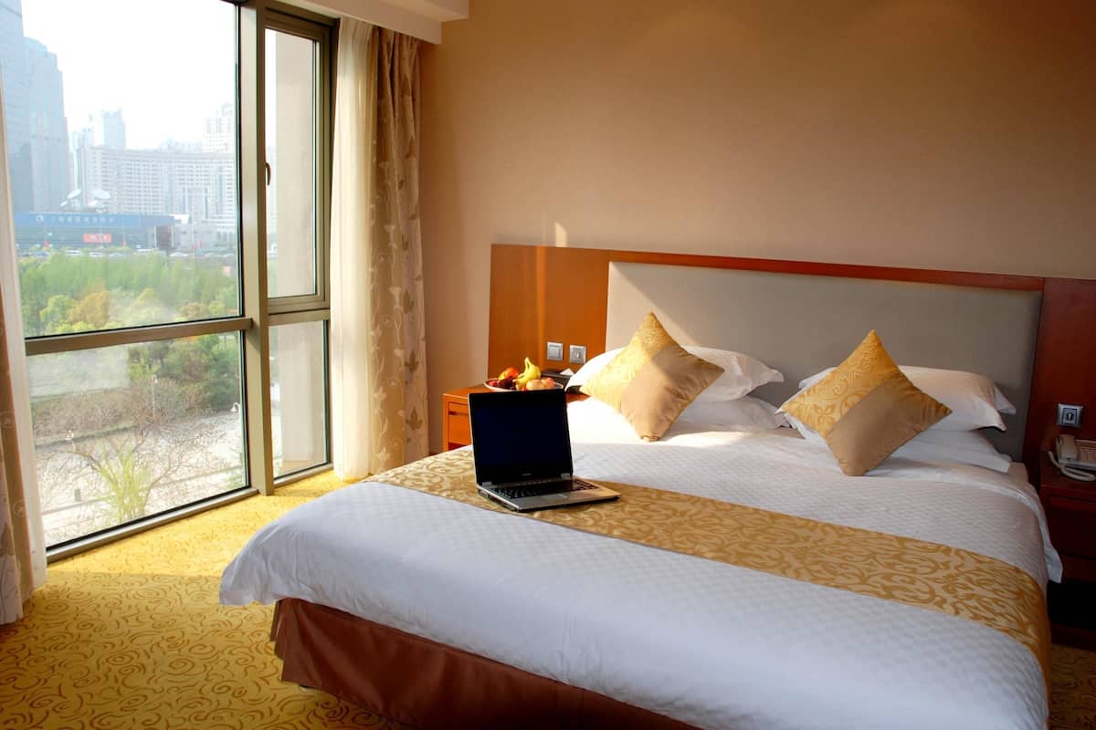 1 bedroom, in-room safe, desk, blackout curtains