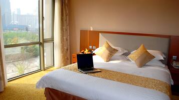 Deluxe Room, Park View | 1 bedroom, in-room safe, desk, blackout drapes