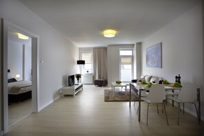 Apartment, 1 Schlafzimmer (Master) | Wohnzimmer | LCD-Fernseher