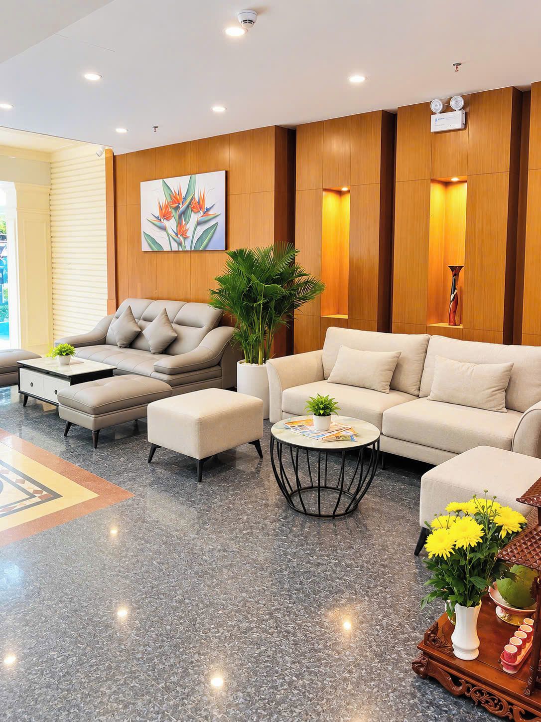 Una sala moderna con un conjunto de sofás, una mesa de centro y una planta decorativa.