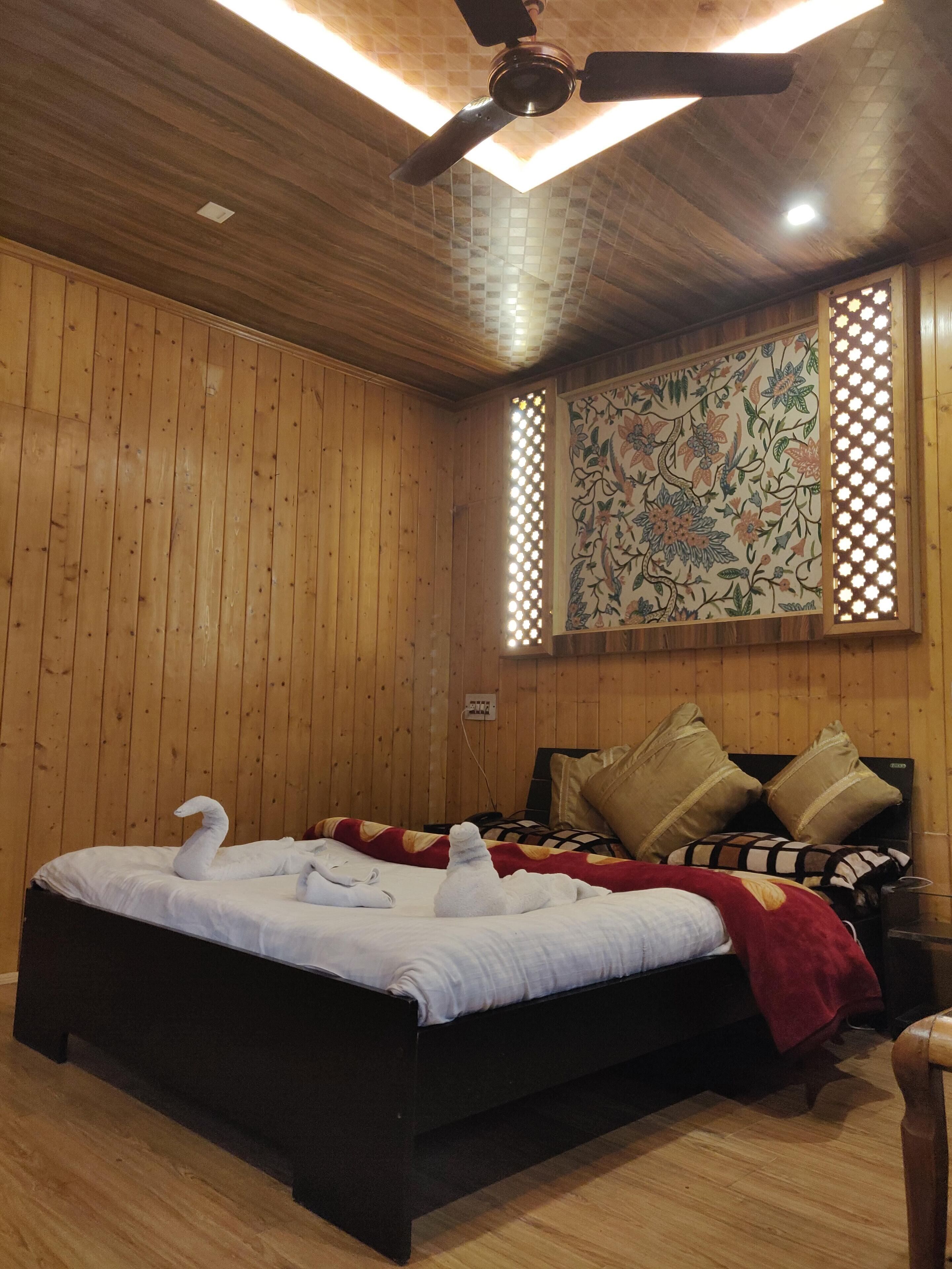 deluxe double room, 1 king bed | in-room safe, individually decorated, individually furnished, desk