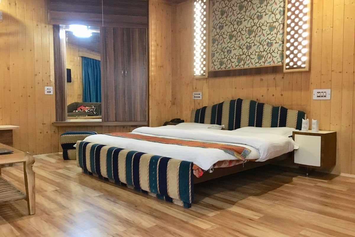 deluxe double room, 1 king bed | in-room safe, individually decorated, individually furnished, desk