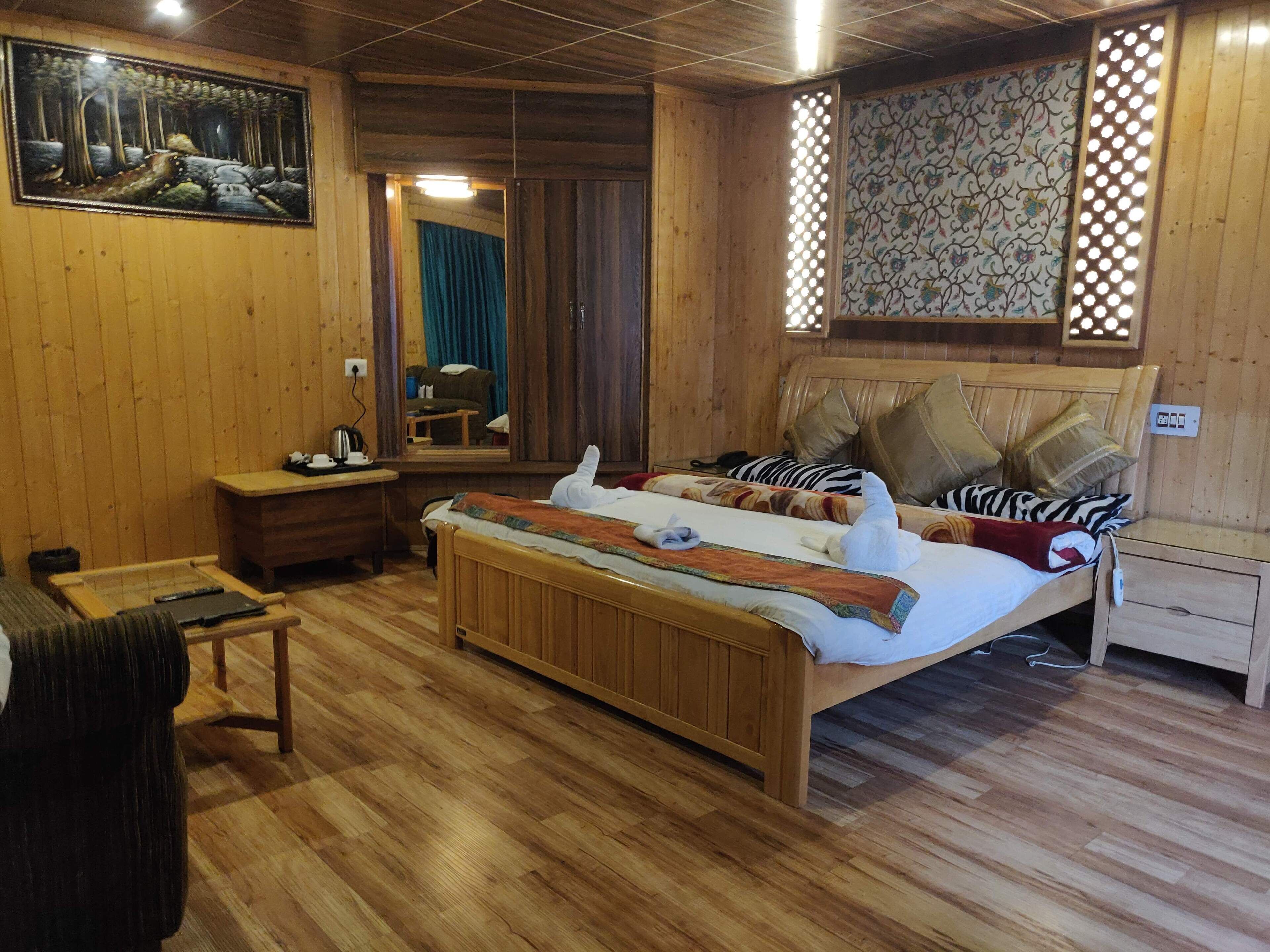 deluxe double room, 1 king bed | in-room safe, individually decorated, individually furnished, desk