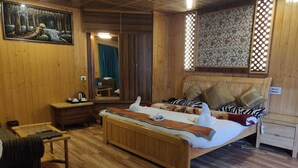 Una habitación de madera con una cama, un escritorio y una silla.