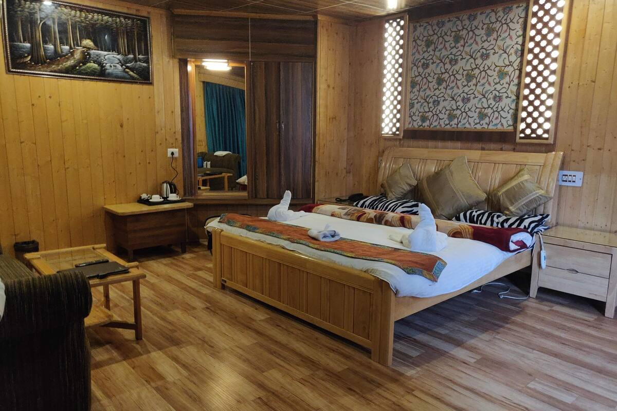 deluxe double room, 1 king bed | in-room safe, individually decorated, individually furnished, desk