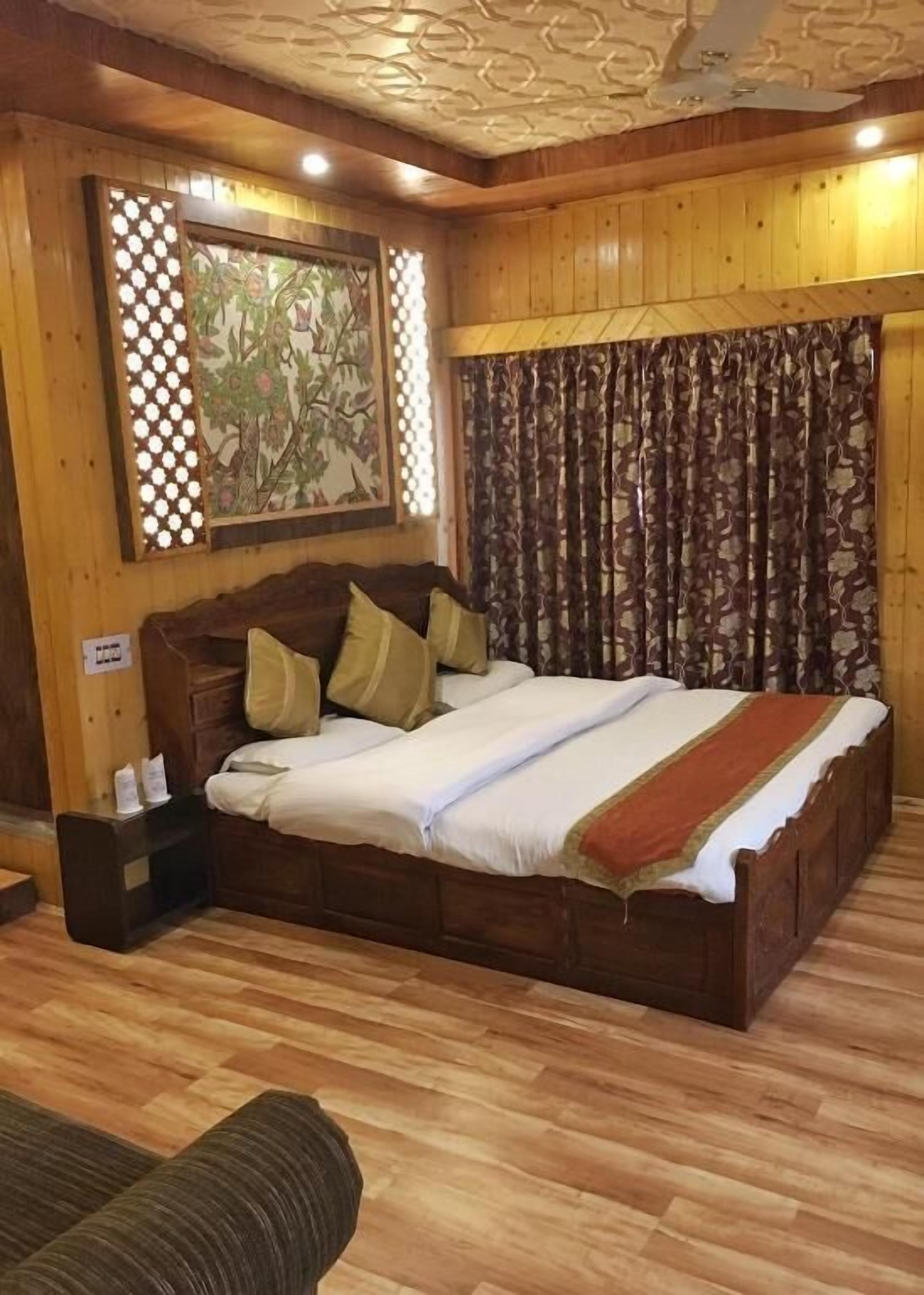 in-room safe, individually decorated, individually furnished, desk