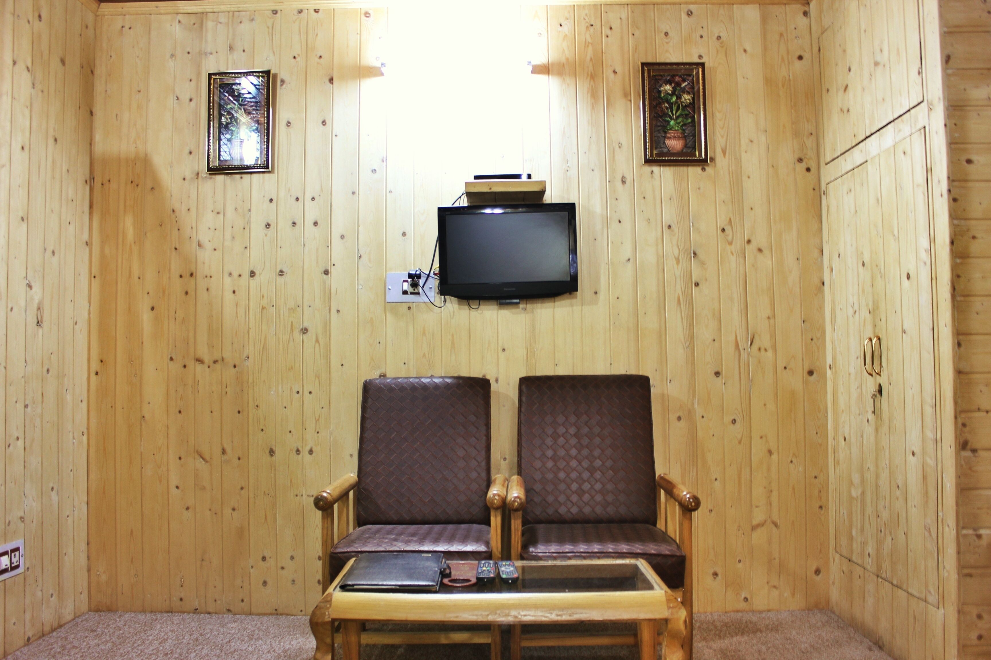 deluxe double room, 1 king bed | in-room safe, individually decorated, individually furnished, desk