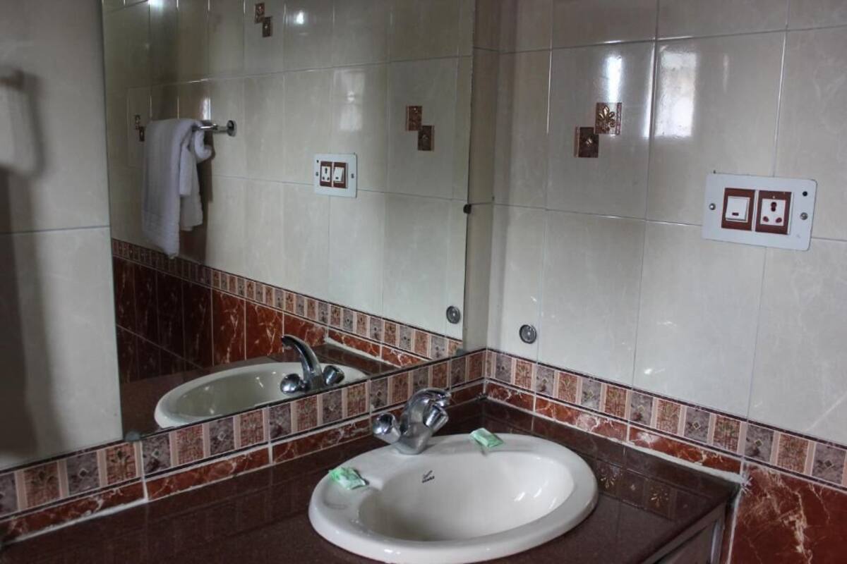 shower, free toiletries, towels