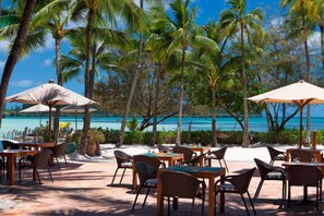 Terrace/patio - Oure Lodge Beach Resort (L'Île-des-Pins)
