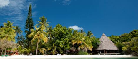 Di pantai, kursi berjemur, handuk pantai, dan mendayung