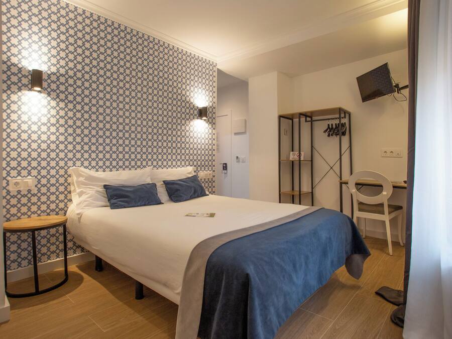 Zimmersafe, Schreibtisch, Verdunkelungsvorhänge, Babybetten