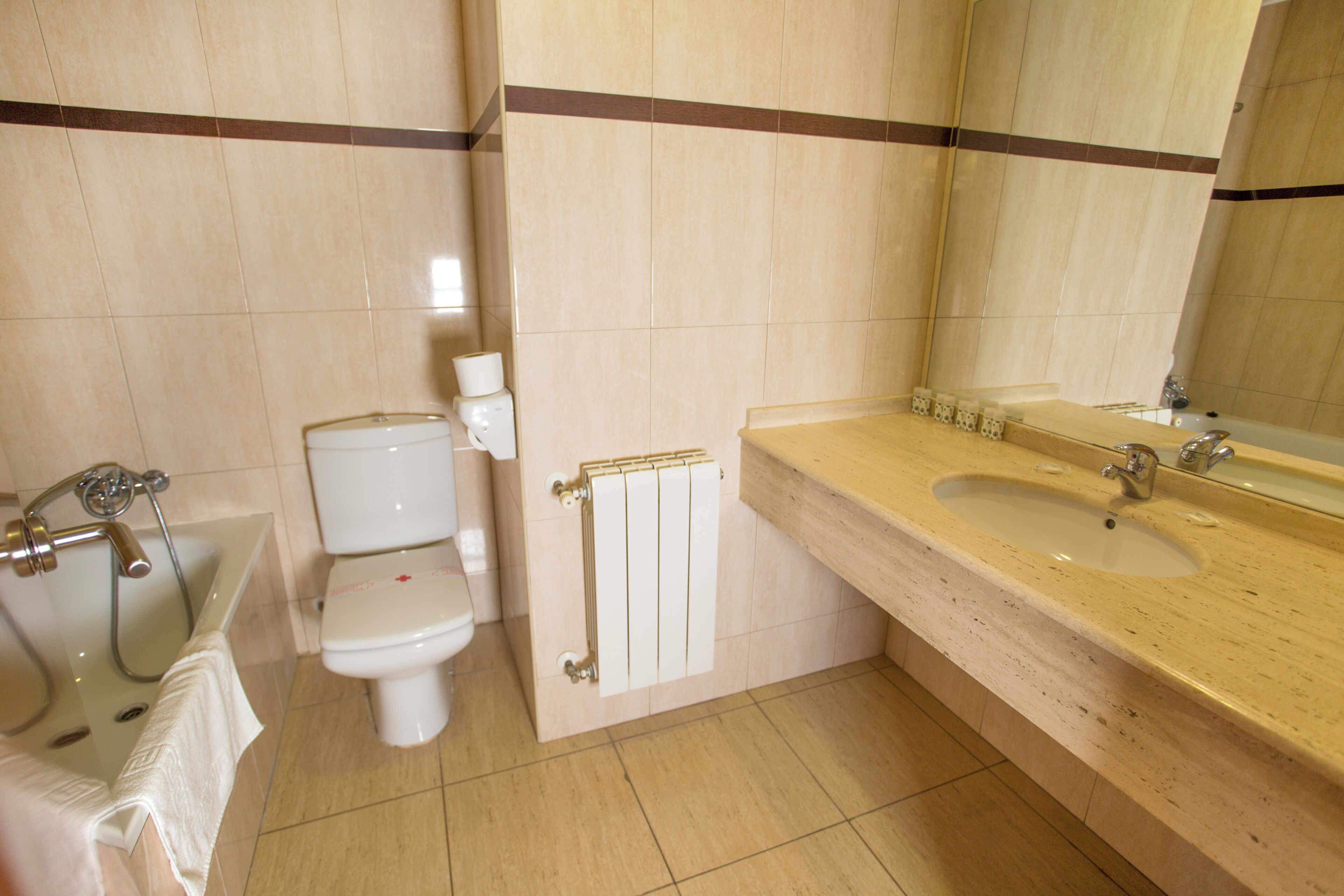 Un baño con bañera, inodoro y lavabo.