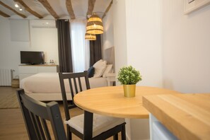 In-room safe, desk, blackout drapes, cribs/infant beds - Hostal Savoy (Alcoy)