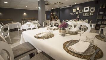 Serveert lunch en diner