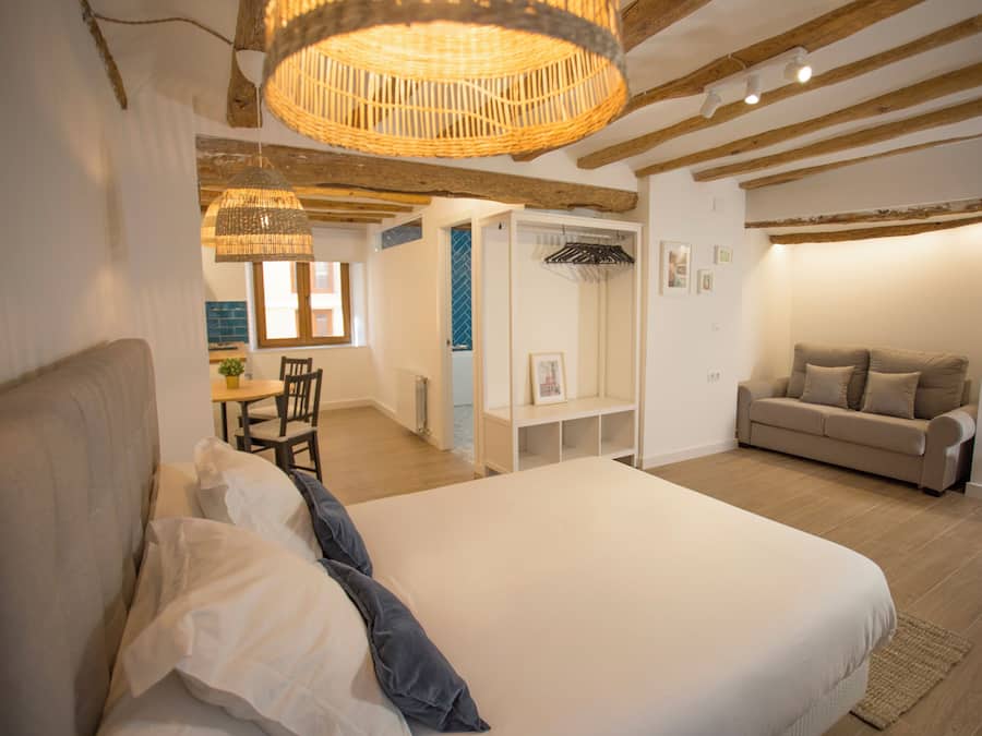 Caja de seguridad en la habitación, escritorio y cortinas blackout