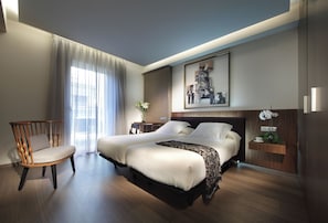 Bộ đồ giường cao cấp, nệm Tempur-Pedic, két bảo mật tại phòng, bàn