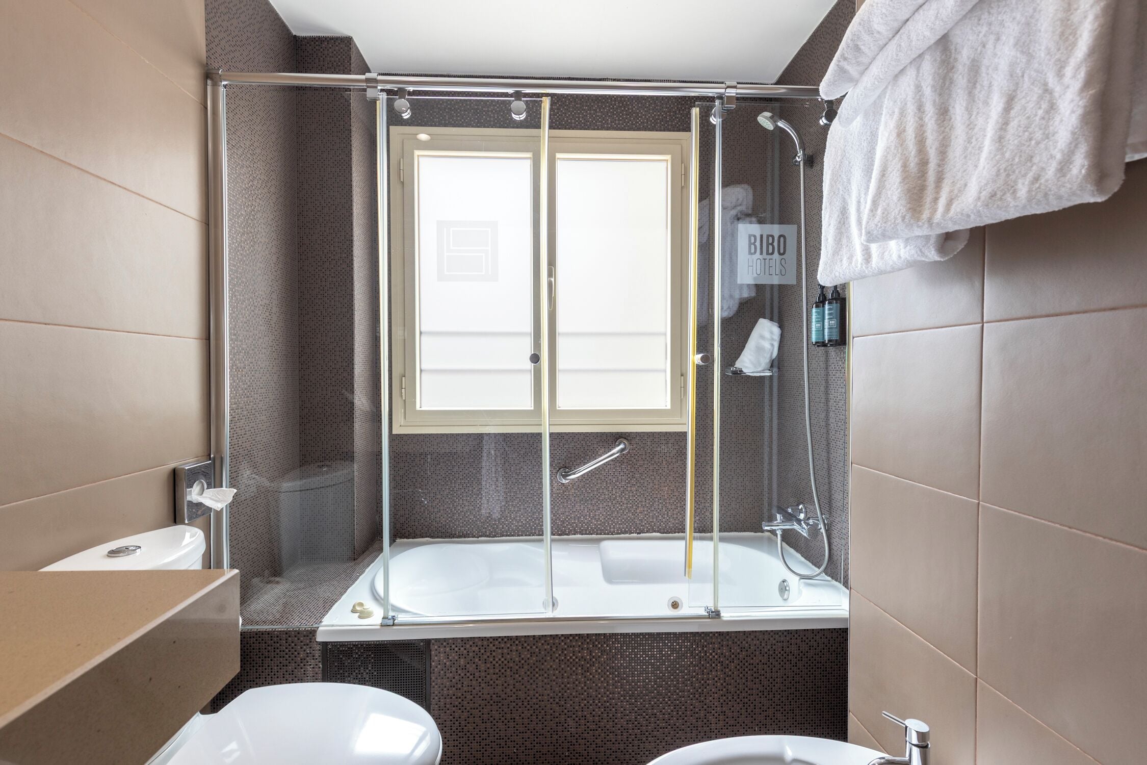 premium bedding, tempur-pedic beds, in-room safe, desk