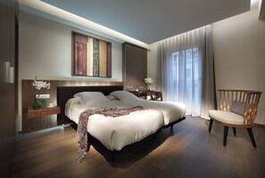 Seprai premium, tempat tidur Tempur-Pendic, brankas, dan meja kerja
