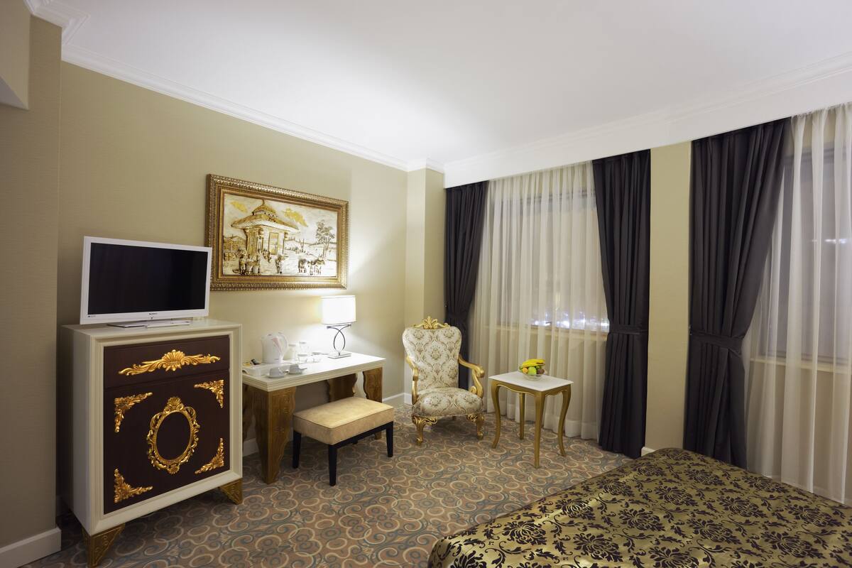 32-inch LCD TV with satellite channels, TV