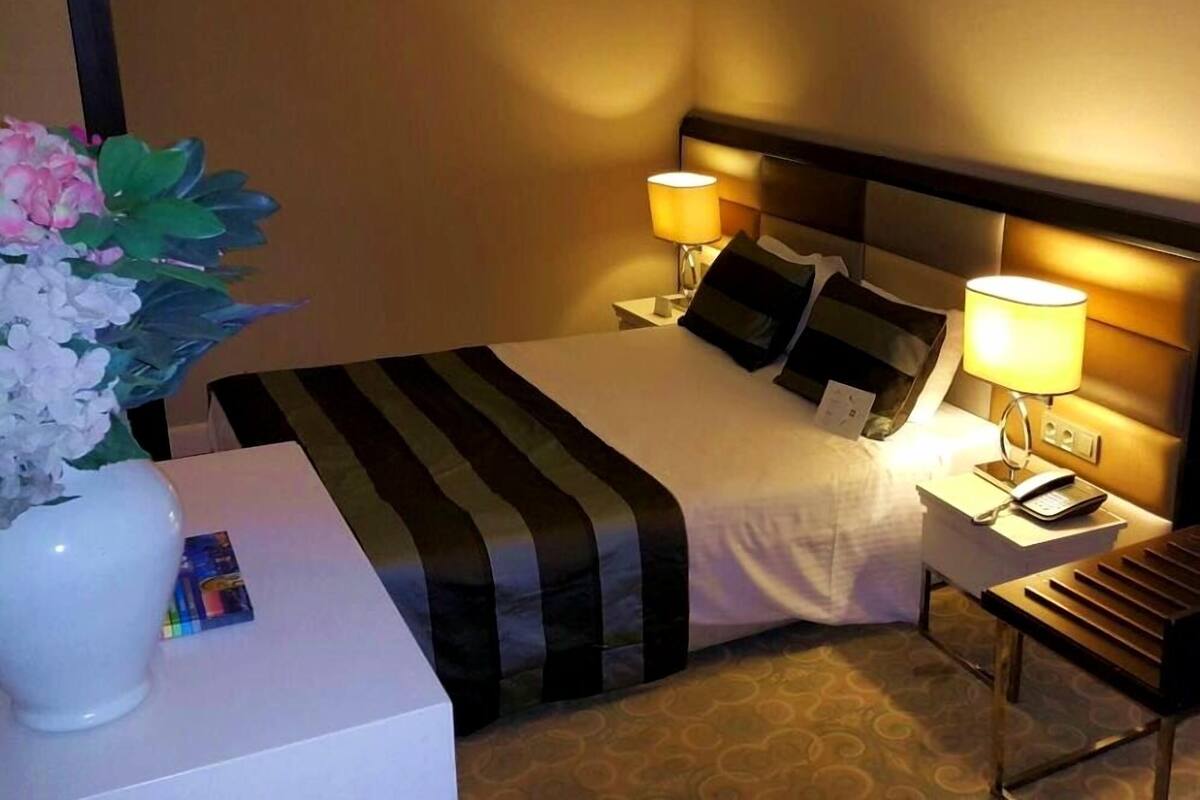 أسرّة بطبقة علوية مريحة وميني بار وخزنة داخل الغرفة