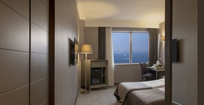 Pillowtop beds, minibar, in-room safe, individually decorated - Taksim Square Hotel (Istanbul)