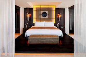 Minibar, coffres-forts dans les chambres, bureau