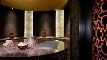 Salas para tratamentos a dois, sauna seca, banheira de hidromassagem