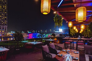 12 restaurants; breakfast, lunch and dinner served  - JW Marriott Marquis Hotel Dubai (Dubai)