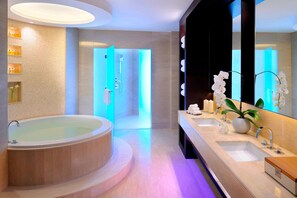 Separate bathtub and shower, deep-soaking bathtub, rainfall showerhead - JW Marriott Marquis Hotel Dubai (Dubai)