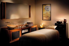 Couples treatment room(s), sauna, hot tub, steam room, body treatments