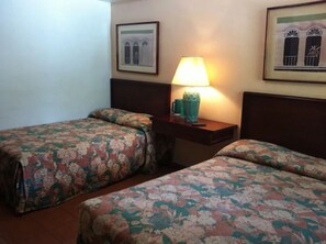 In-room safe, desk, iron/ironing board, free WiFi - Hotel Iberia (San Juan)