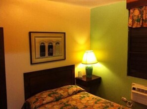 In-room safe, desk, iron/ironing board, free WiFi - Hotel Iberia (San Juan)