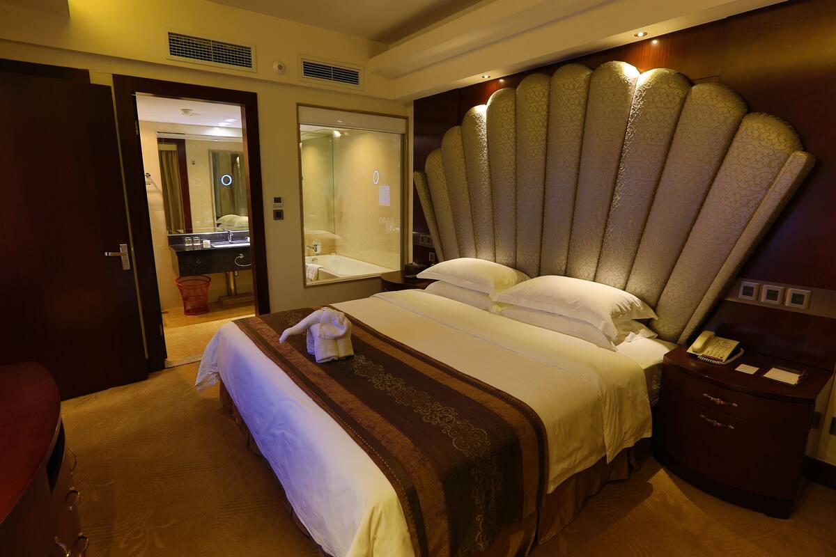 Cofres nos quartos, escrivaninha, quartos à prova de som
