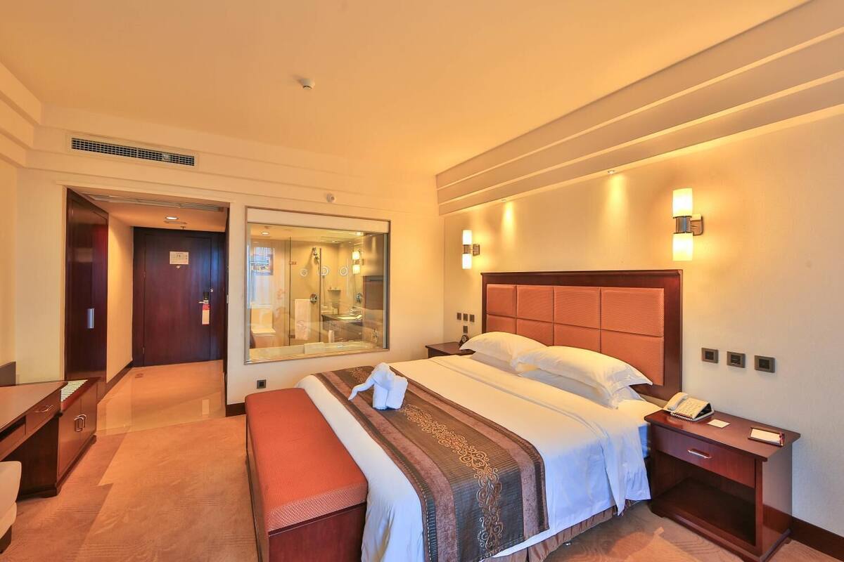 Quarto superior, 1 cama King | Cofres nos quartos, escrivaninha, quartos à prova de som
