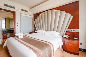 Suite, 1 King-Bett, Raucher | Zimmersafe, Schreibtisch, schallisolierte Zimmer, kostenloses WLAN