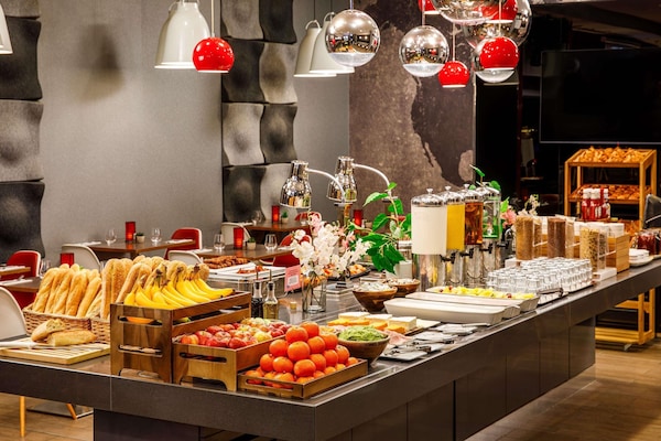 Buffet déjeuner servi tous les jours en supplément