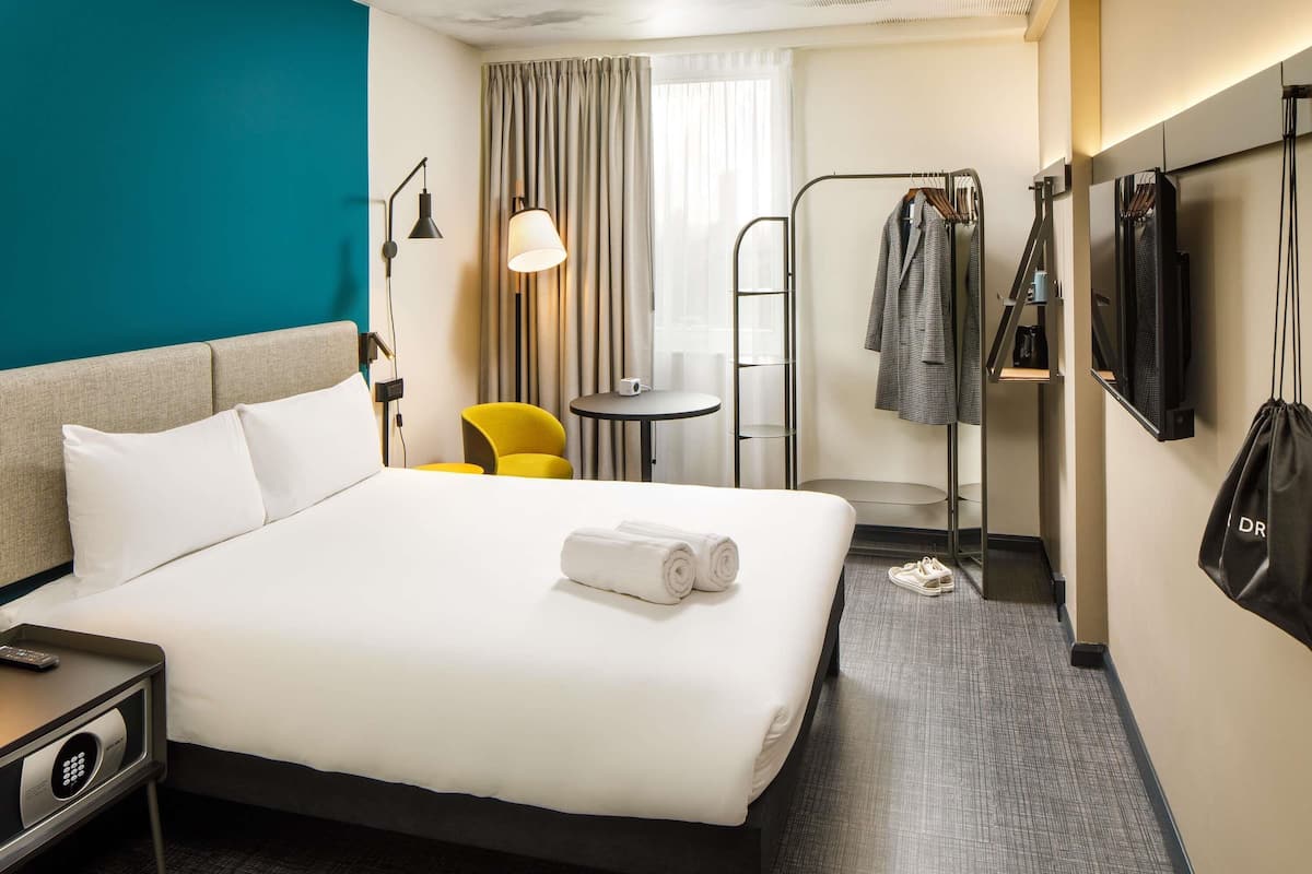 Seprai antialergi, meja kerja, tirai kedap cahaya, dan kedap suara