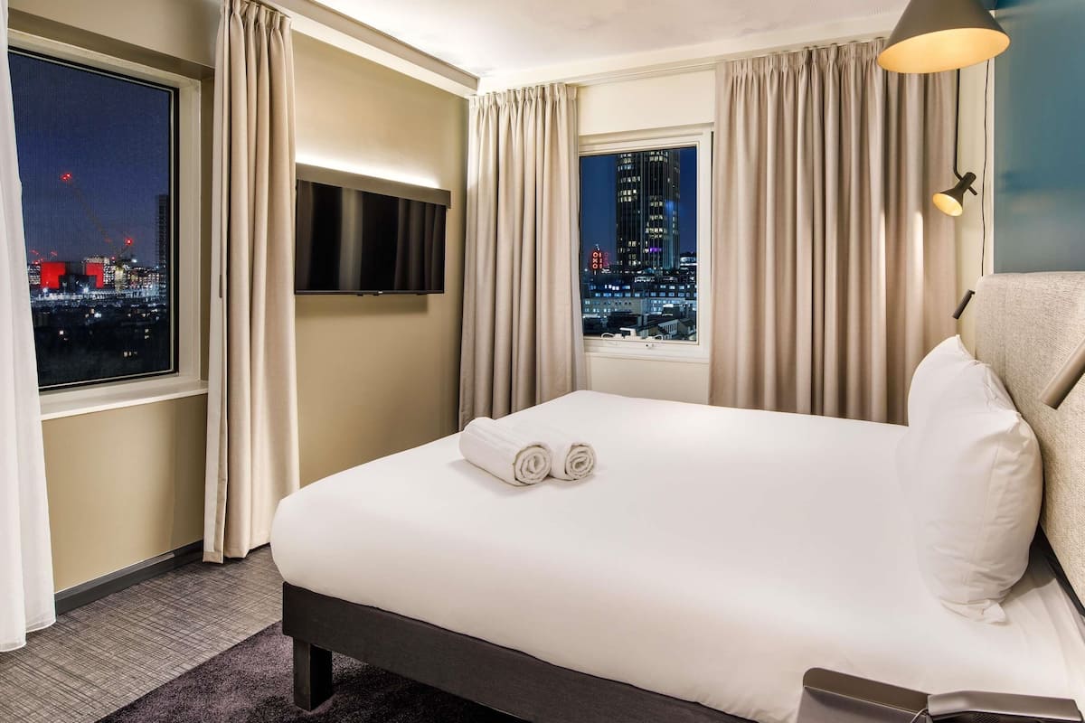 Kamar Double, 1 Tempat Tidur Double, pemandangan kota | Seprai antialergi, meja kerja, tirai kedap cahaya, dan kedap suara