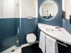 Ein modernes Badezimmer mit Dusche, Toilette und Waschbecken.
