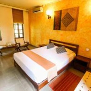 In-room safe, desk, blackout curtains, iron/ironing board - Yoho Rivi Ras Hotel (Mount Lavinia)