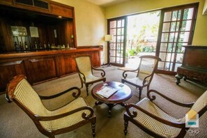 Lobby sitting area - Yoho Rivi Ras Hotel (Mount Lavinia)