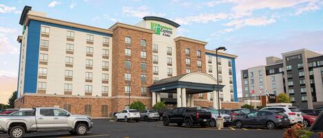 A Holiday Inn Express & Suites hotel with a parking lot in front.