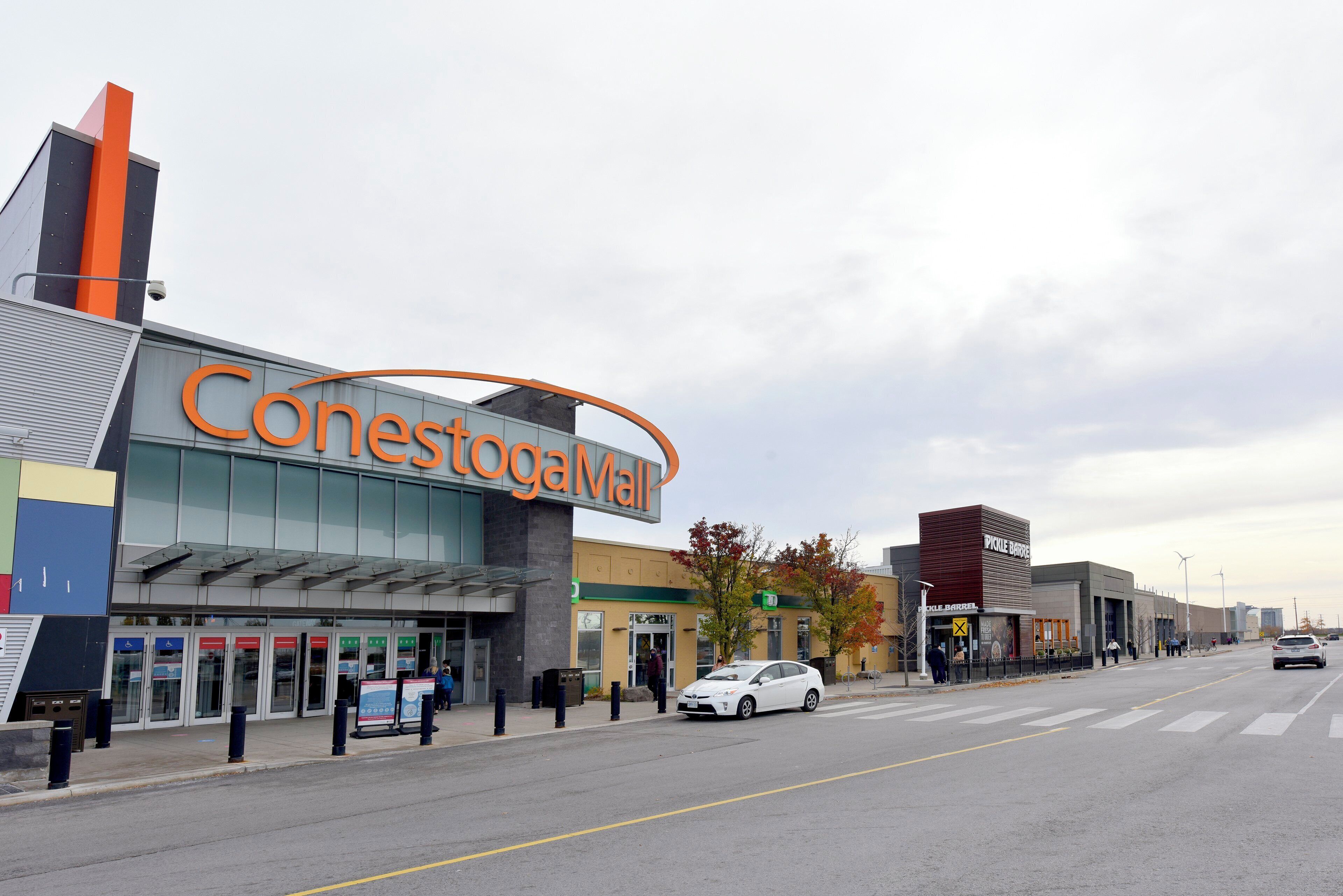 Un centro comercial moderno con un letrero llamativo que dice 'Cohesitoga Mall'.